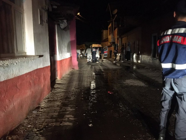 İzmir'de korku dolu anlar eşini bıçakla rehin aldı - Resim: 0