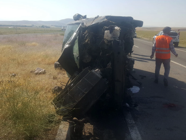 Ağrı'da çok vahim kaza! 2'si çocuk 3 kişi can verdi - Resim: 0