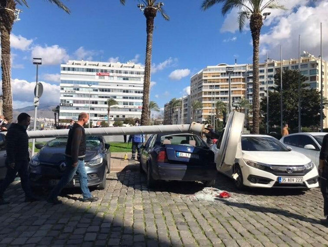 İzmir'de aydınlatma direği 5 aracı hurdaya çevirdi - Resim: 0