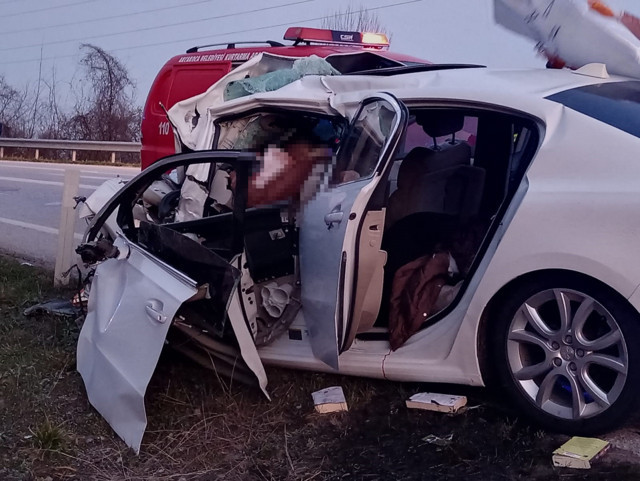 Düzce Akçakoca'da otobüs ile otomobil çarpıştı! Ölü ve yaralılar var - Resim: 0