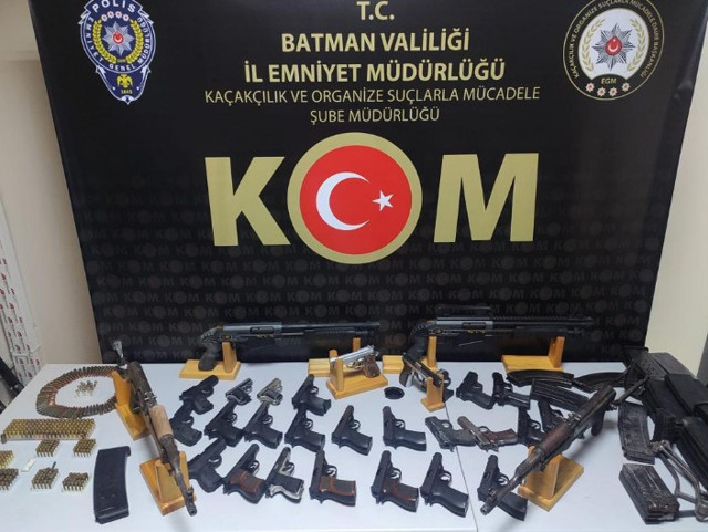 Batman'da depodan bir taburu donatacak silah çıktı - Resim: 0