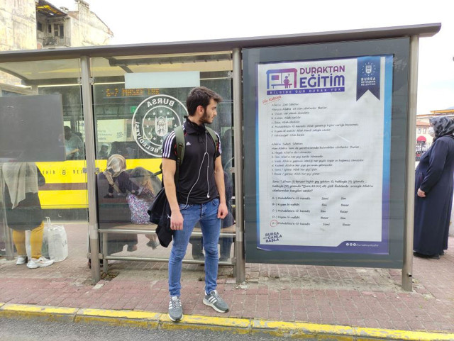 Bursa'da Öğrenciler duraklardaki panolarda ders çalışıyor - Resim: 0