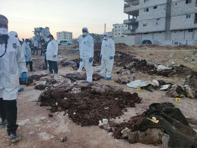 Afrin'de toplu mezar bulundu! PKK'nın 35 sivili katledip çuvallarla toplu mezara gömmüş - Resim: 0