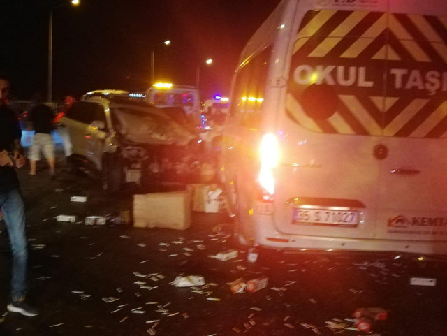İzmir'de zincirleme kaza! 6 otomobil birbirine girdi: 1'i ağır 11 yaralı var - Resim: 0