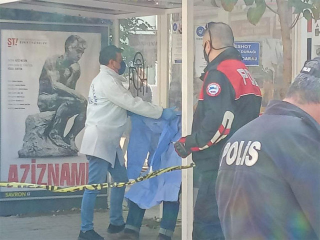 İzmir Ödemiş'te durakta minibüs beklerken oturduğu yerde hayatını kaybetti - Resim: 0