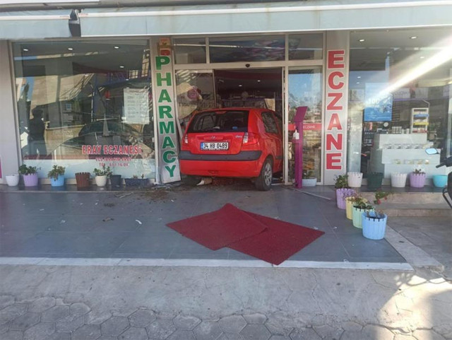 Aydın Didim'de kadın sürücü vitesi karıştırınca eczane harabeye döndü - Resim: 0