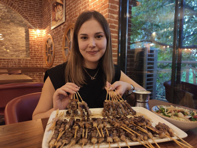 13 bin TL'yi söke söke aldı! Denizli'de 54 kiloluk genç kızdan çöp şiş yeme rekoru 43 dakika sürdü - Resim: 2