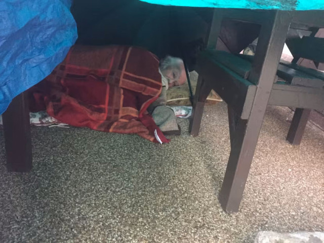 Kanser hastası yaşlı adam yağmur altında 7 saat ambulans bekledi görüntüler olay oldu - Resim: 0