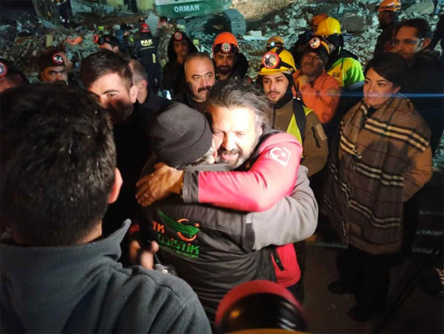 Depremin 12. gününde art arda 3 inanılmaz kurtuluş: 261 saat sonra enkazdan ekipleri alkışlayarak çıktı - Resim: 0