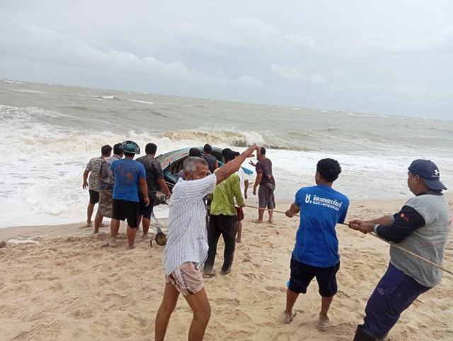 Tayland'da balıkçı tekneleri alabora oldu: 1 ölü, 8 kayıp - Resim: 2
