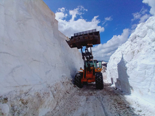 Hakkari'de boyu 5 metreyi bulan karla mücadele - Resim: 0