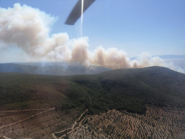 Çeşme’de orman yangını! Ekipler hem karadan hem de havadan müdahale ediyor! - Resim: 1