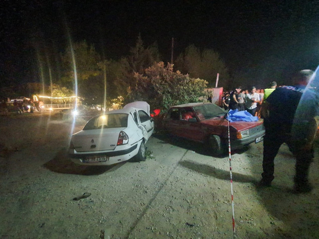 Manisa'da trafik kazası: 3 kişi hayatını kaybetti - Resim: 0