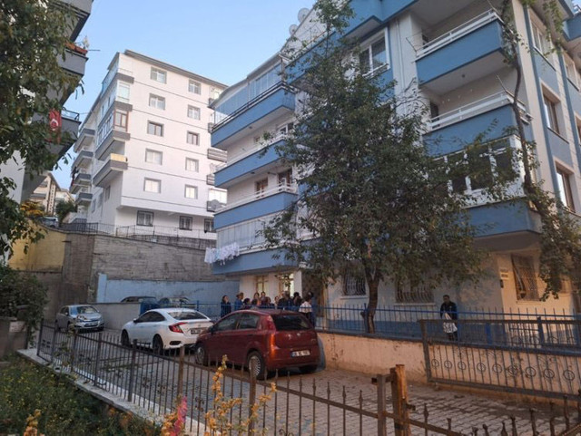 Sevgilisi ile görüştürmeyen annesinin boğazını kesti, inşaattan atlayıp intihar etti - Resim: 2