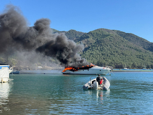 Marmaris'te panik! 15 metrelik motoryat yanıyor - Resim: 0