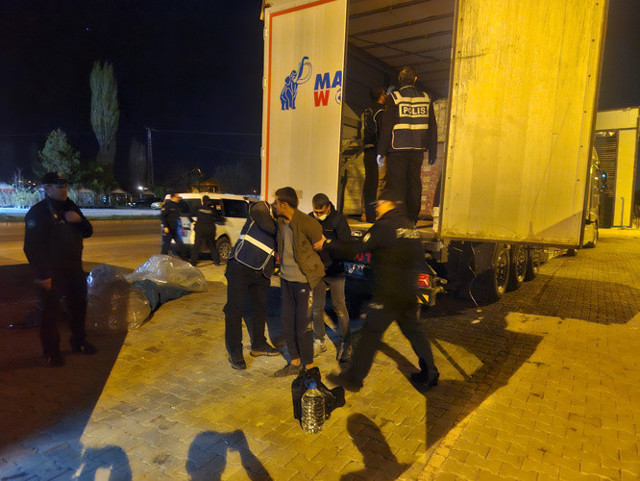 Tokat'ta İran'dan gelen tır durduruldu! Ekipler aramada yakaladı, sürücü gözaltında - Resim: 0