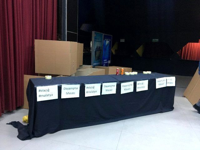 Mor ve Ötesi'nden deprem için anlamlı hareket! Bebek bezleriyle konsere geldiler - Resim: 4