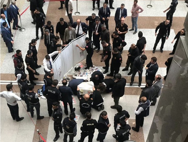 Çağlayan Adliyesi'nde dehşete düşüren olay! 7. kattan attı kendini - Resim: 0