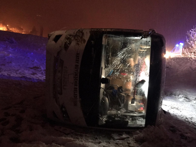 Hataysporlu futbolcuları taşıyan otobüs devrildi - Resim: 0