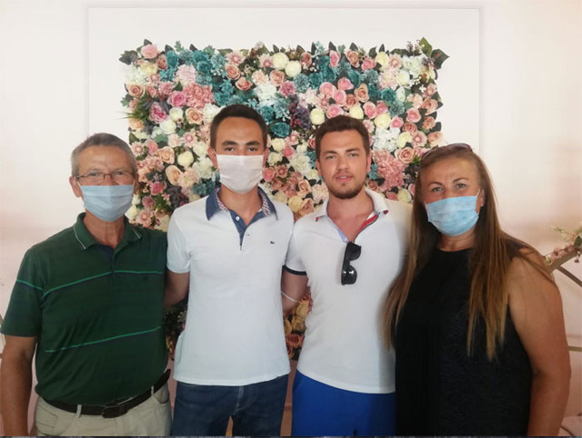 Türkiye birincisi öğrencisine lüks otomobilini hediye etti - Resim: 1