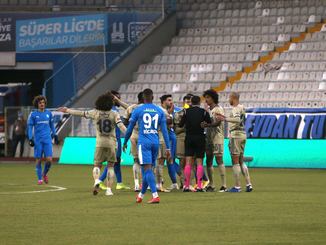 BB Erzurumspor'u farklı geçen Fenerbahçe zirveyi yakaladı - Resim: 2