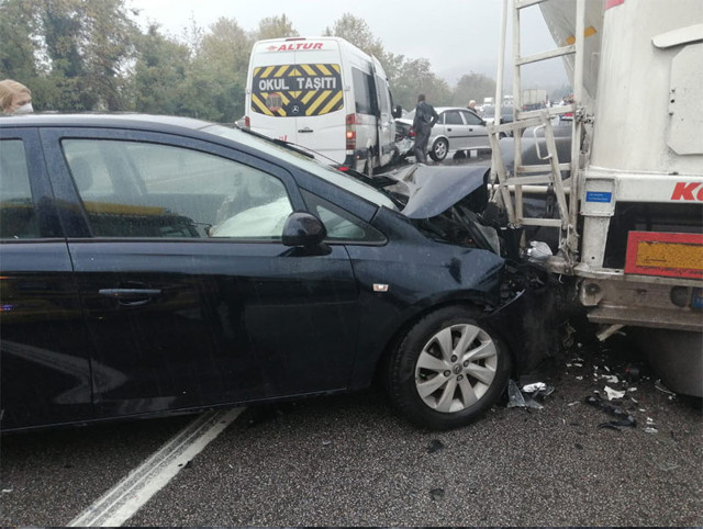 TEM Sakarya mevkiinde 15'ten fazla araç birbirine girdi - Resim: 0
