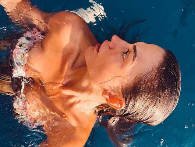 Demet Özdemir'den bakanı çıra gibi yakacak pozlar! Evliliik arifesindeyim demedi bakın ne yaptı - Resim: 5