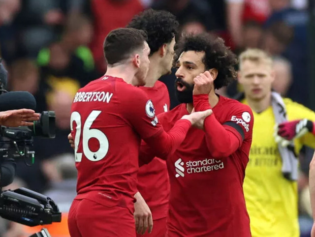 Premier Lig'de skandal olay! Liverpool Arsenal maçında hakem yıldız futbolcuya dirsek attı - Resim: 2