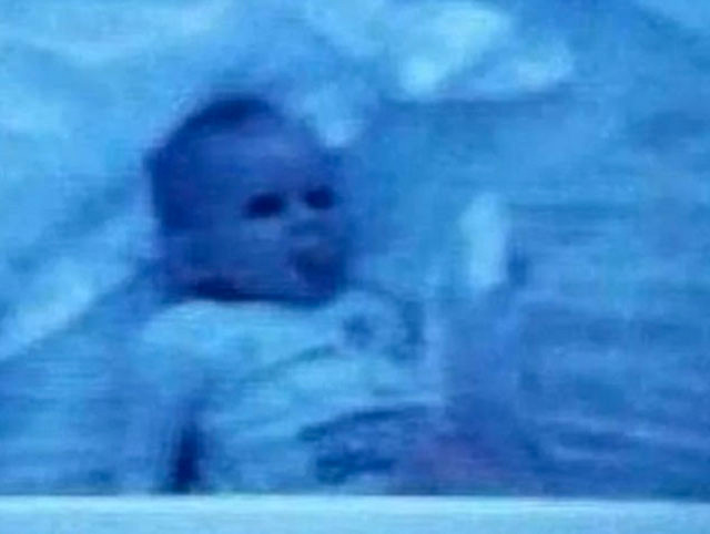 Bebeğinin odasına kamera koydu görüntüleri izleyince kanı dondu - Resim: 1