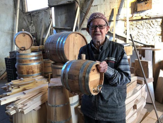 72 yıldır ürettiği fıçılar yüzünden elleri bu hale geldi! - Resim: 2