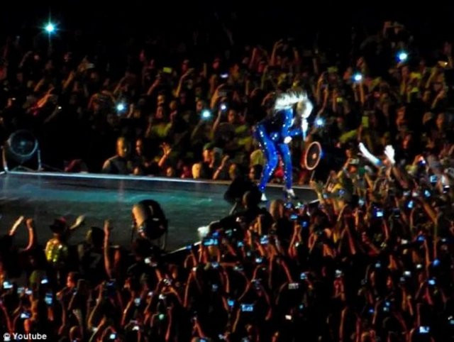 Beyonce sahnede tacize uğradı! - Resim: 4