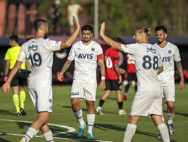 Vitor Pereira, Ozan Tufan ve Mesut Özil'den memnun değil - Resim: 0