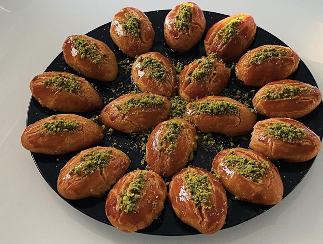 Yiyenin ağzından bal damlıyor! Pastane usulu şekerpare tarifi - Resim: 1