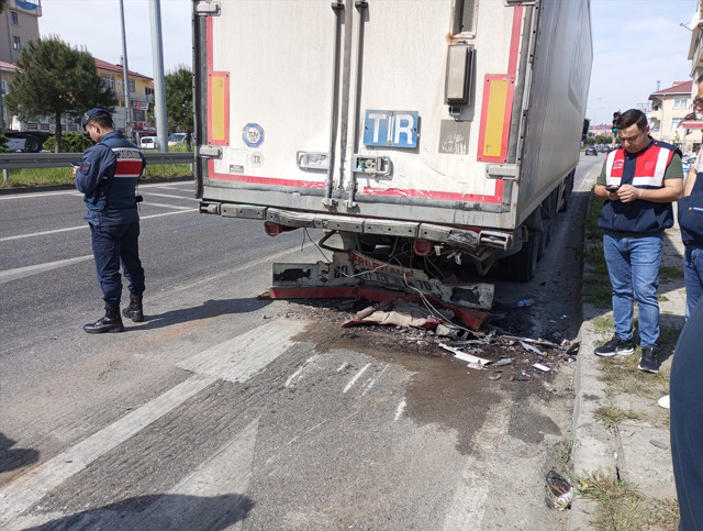 Feci kaza! TIR'ın dorsesine arkadan çarptı ikisi de hayatını kaybetti - Resim: 0