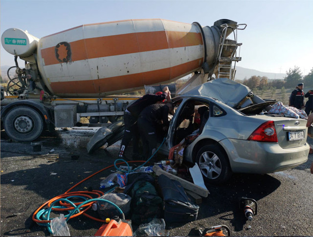 Beton mikserine çarpan otomobildeki çift feci şekilde öldü - Resim: 0