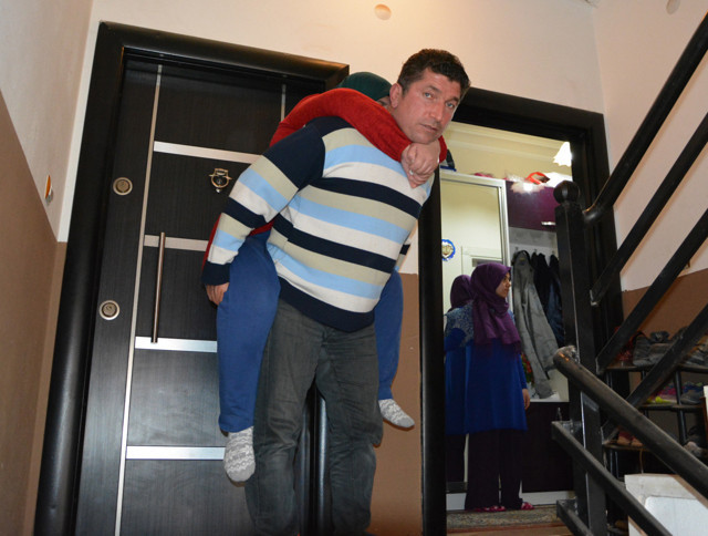 Antalya'da gerçek sevginin görseli hamallık yaparak felçli eşine bakıyor - Resim: 0