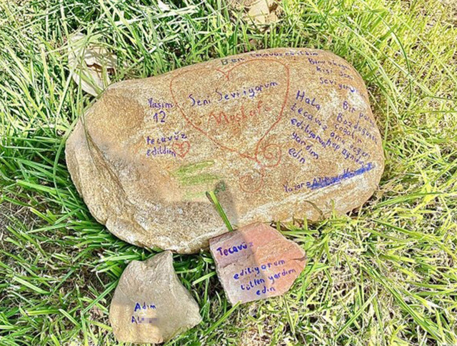 Taşa 'tecavüz ediliyorum' yazan çocuk için Bakanlık açıklama yaptı - Resim: 0