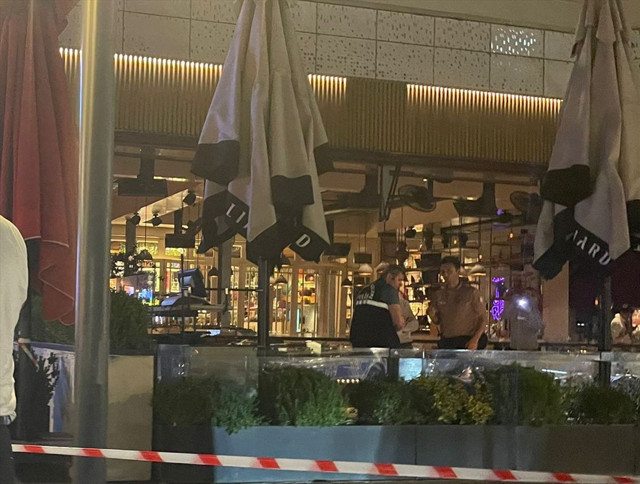 İstanbul'da AVM'de silahlı çatışma: İki grup birbirine girdi, yaralılar var! - Resim: 2