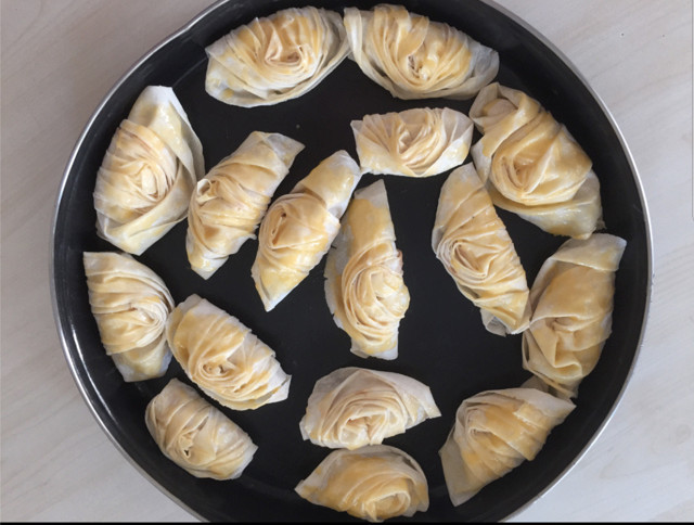 Kahvaltıya hamur işi ne yapabilirim diyenler buraya kokusuyla doyuracak büzme börek tarifi - Resim: 0