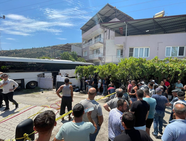 Aydın'da kontrolden çıkan yolcu otobüsü eve daldı: 1 ölü - Resim: 0