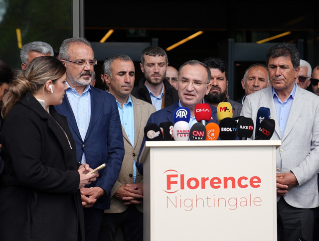 Bekir Bozdağ'dan, Önder'in tedavi gördüğü hastaneye ziyaret - Resim: 0