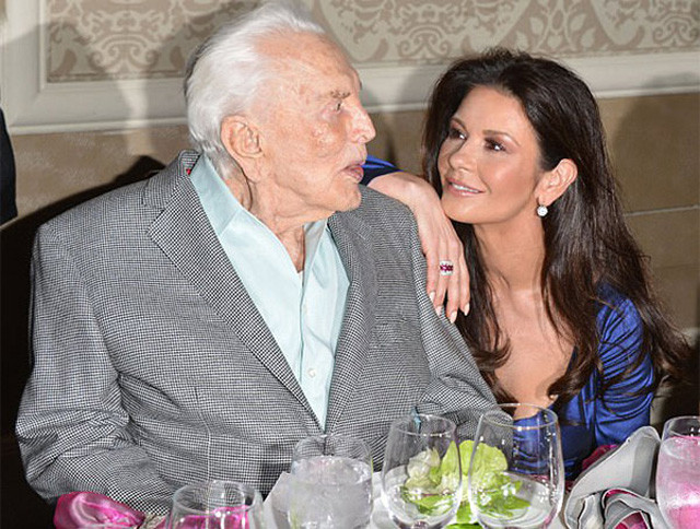 Ünlü oyuncu 100 yaşındaki kayınpederiyle dudak dudağa! - Resim: 4