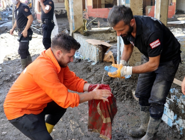 Kastamonu'da selde çamurun altında kalan Türk bayrağını yıkayıp öperek yeniden astılar - Resim: 0