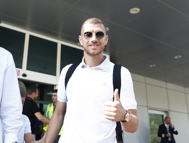 Fenerbahçe Edin Dzeko transferini resmen açıkladı! Dünya yıldızı İstanbul'a geldi - Resim: 0