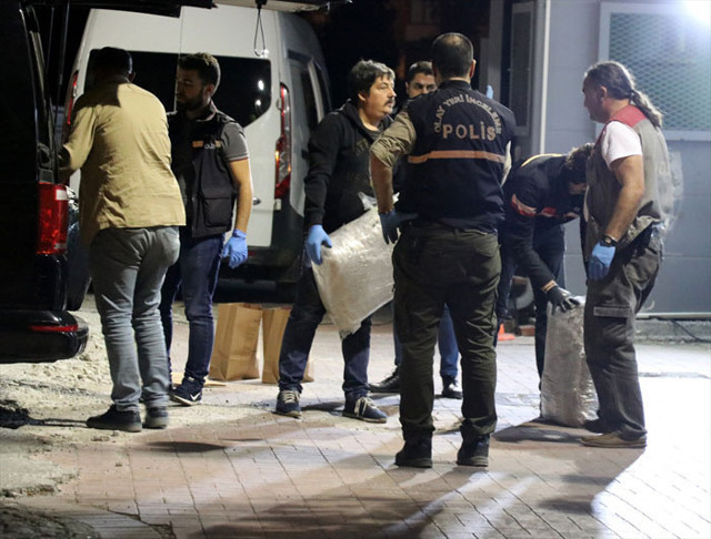 İzmir polisinden uyuşturucu tacirlerine darbe: 1 ton uyuşturucu madde ele geçirildi - Resim: 0