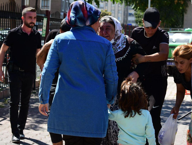 Kayseri'de 14 yıl hapisle aranan hükümlü, kanepe arkasında yakalandı - Resim: 1