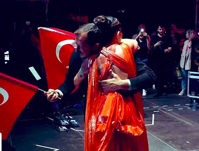 Cüneyt Yüksel ve Melek Mosso olayı nedir? Cüneyt Yüksel'in AK Parti'den neden ihracı istendi? - Resim: 0