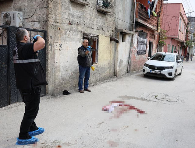 Adana'da bir baba 19 yaşındaki kızını defalarca bıçakladı - Resim: 0