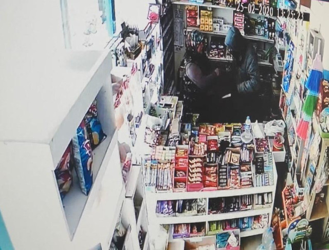 Pendik'te eli bıçaklı hırsız marketteki bütün paraları alarak kayıplara karıştı - Resim: 0