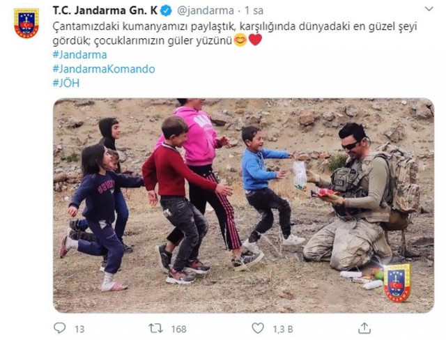 Mehmetçik çantasındaki kumanyasını çocuklarla paylaştı yüzleri bakın nasıl güldü - Resim: 0
